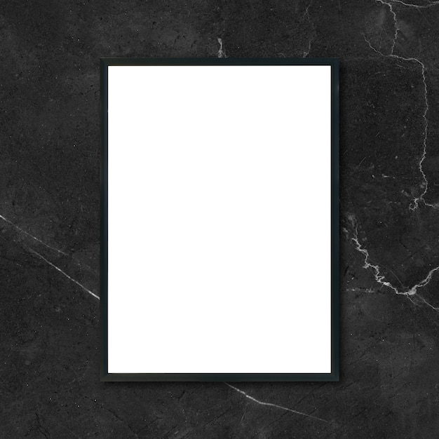 Mock up cadre photo vierge suspendu sur le mur de marbre noir dans la salle - peut être utilisé maquette pour l'affichage des produits de montage et la conception de la disposition graphique de conception.
