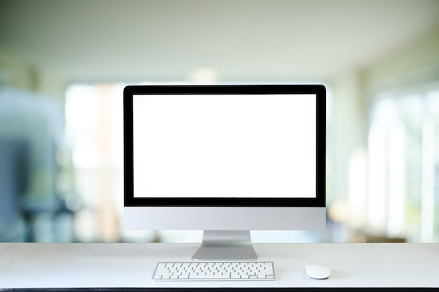 Mockup computer pec sur le bureau avec clavier et souris moderne.