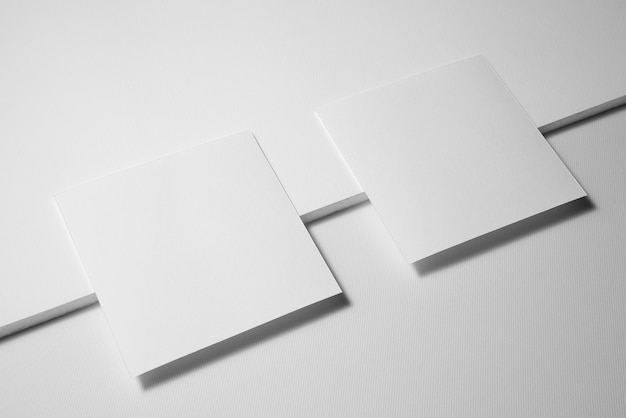 Mockup de flyers blancs sur une surface blanche