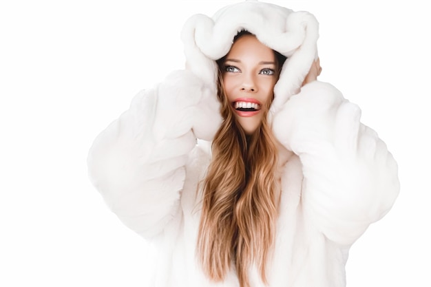 Mode et beauté d'hiver belle femme en manteau de fourrure blanche