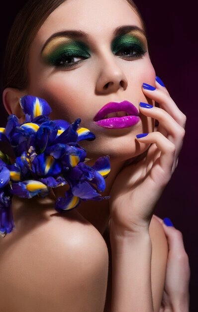 Mode beauté modèle fille aux cheveux de fleurs. La mariée. Maquillage et coiffure créatifs parfaits.