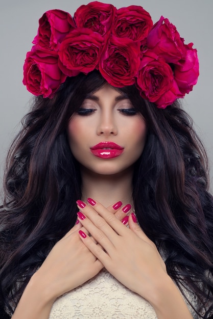 Mode Beauté Portrait d'une femme mignonne avec un maquillage parfait, un brillant à lèvres rose, une coiffure et des fleurs d'été