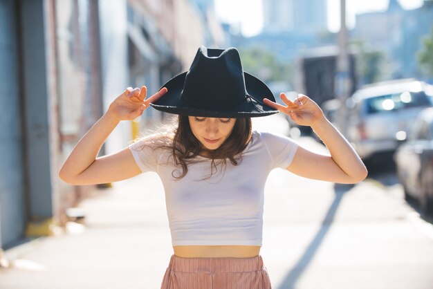 À la mode belle femme adolescente posant avec chapeau