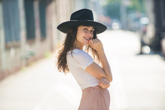 À la mode belle femme adolescente posant avec chapeau