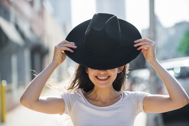 À la mode belle femme adolescente posant avec chapeau