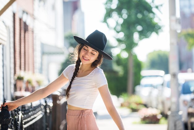 À la mode belle femme adolescente posant avec chapeau