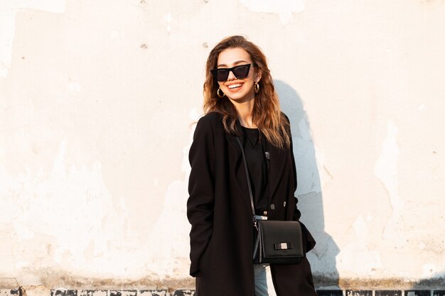 Mode belle femme en outwear noir dans la rue