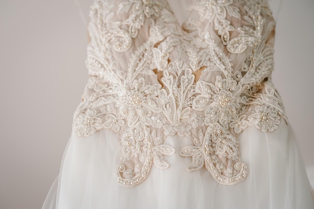À la mode belles mariées en soie de dentelle classique s'habillent dans la chambre préparation du matin concept de mariage robe vintage
