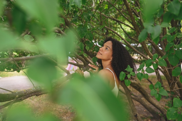 Mode bouchent portrait de sensuelle séduisante jeune naturellement belle femme afro-américaine