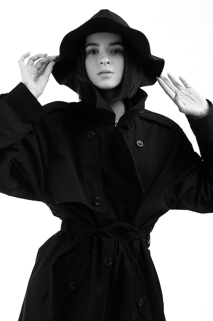 Mode closeup portrait de belle jeune femme au chapeauPhoto noir et blanc