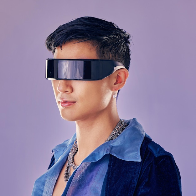 Mode cyberpunk et bijoux et vêtements homme asiatique futuriste avec des lunettes cool sur fond de studio de maquette violet Lunettes de soleil esthétiques abstraites et design sur modèle masculin avec style science-fiction