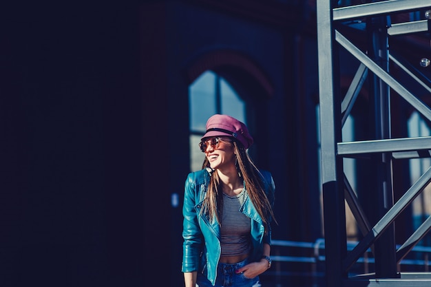 Mode élégante portrait de femme brune