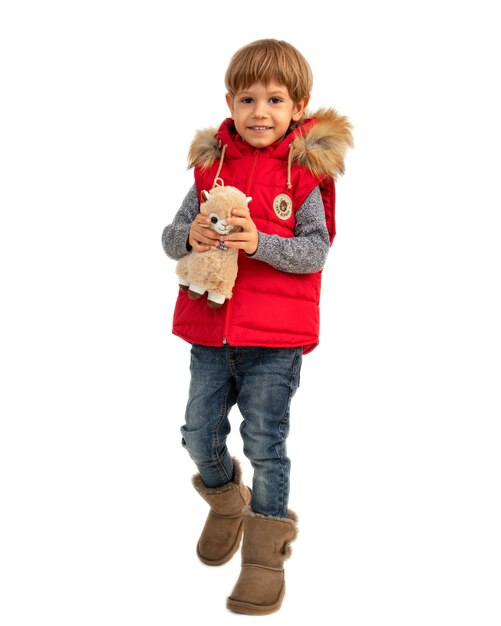 Mode enfantine. Photo de petit garçon avec jouets en alpaga et gilet rouge pour enfants avec capuche, gilet, bottes, couleur CHESTNUT, Fluff, Mini, Quilted, Sheepkin, pour votre boutique