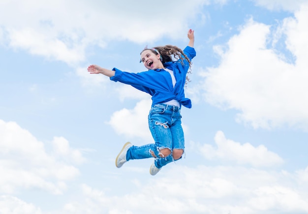 La mode est sa vie adolescente sautant haut dans le ciel en s'amusant