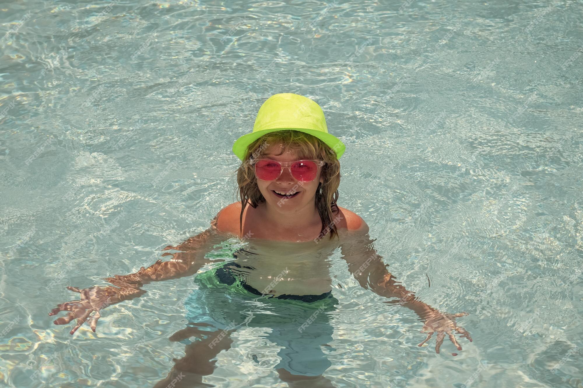 Mode été Enfants En Chapeau Et Lunettes De Soleil Roses Enfant éclaboussant  Dans La Piscine