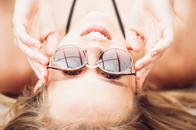 Mode D'été. Fille Près De La Piscine. Femme Sexy à Lunettes De Soleil à La Mode Et Maillots De Bain Bikini à La Mode Et Profiter De Vacances De Luxe à L'hôtel Resort.