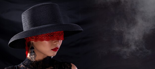 Photo mode femme avec chapeau noir et dentelle