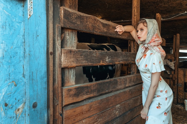 Mode femme dans la grange, à la ferme