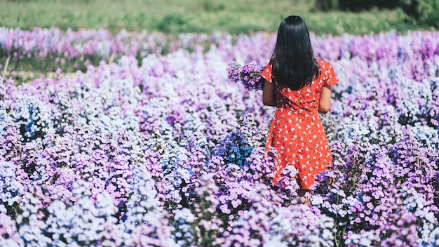 Mode femme dans le jardin fleuri