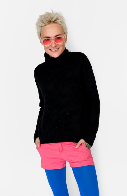 Mode femme avec lunettes de soleil souriant