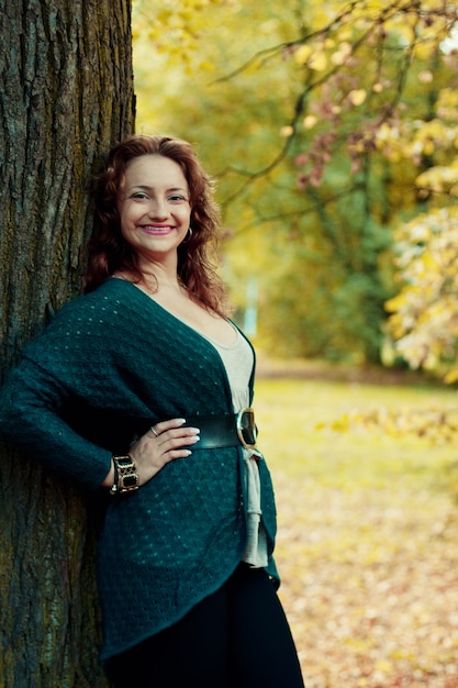 Mode femme marchant dans le parc automne