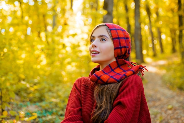 Mode femme, modèle automne avec feuille d'érable d'automne à l'extérieur dans le parc