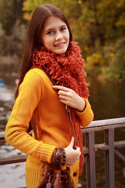 Mode femme sur le pont dans le parc automne