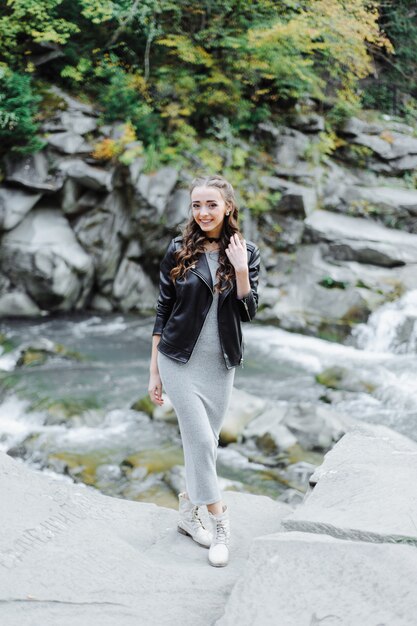 Mode femme posant dans la rivière de montagne