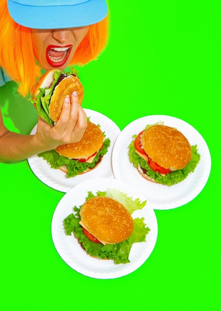 Mode fille affamée avec des hamburgers Art conceptuel minimal de la restauration rapide créative