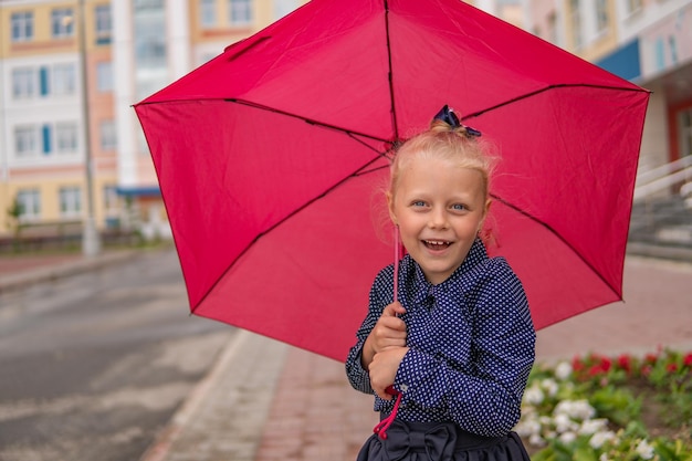 Mode fille personne pluie rouge beau sourire beauté femme vent cheveux parapluie heureux adulte