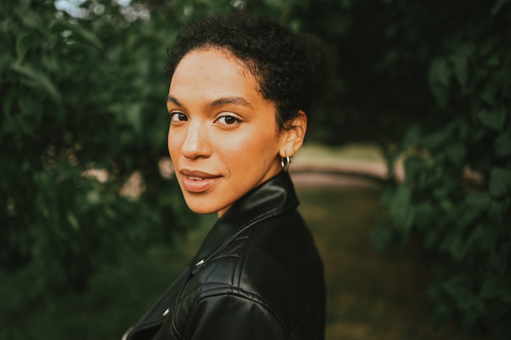 Photo mode gros plan portrait de séduisante jeune femme afro-américaine de beauté naturelle confiante avec