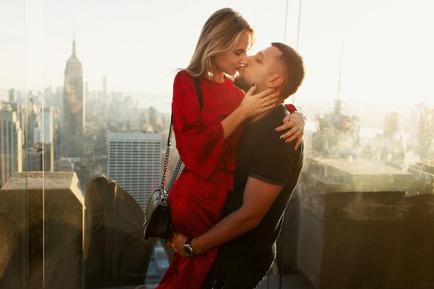 Mode habillé jeune couple se dresse au sommet du Rockafeller Center à New York