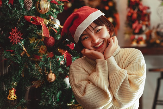 Mode jeune belle femme dans un pull en tricot blanc célébrant l'esprit d'ambiance des vacances d'hiver de Noël.