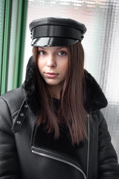 Mode jeune femme en blouson de cuir et casquette