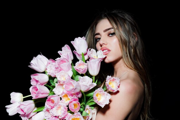 Mode jeune femme avec bouquet de fleurs de tulipes