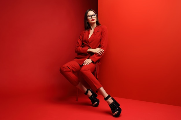 Mode jeune femme en costume rouge