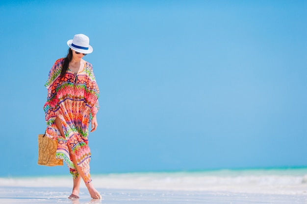 Mode jeune femme dans une belle robe sur la plage