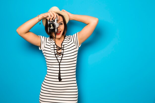 Mode jeune femme fait la photo avec un vieil appareil photo