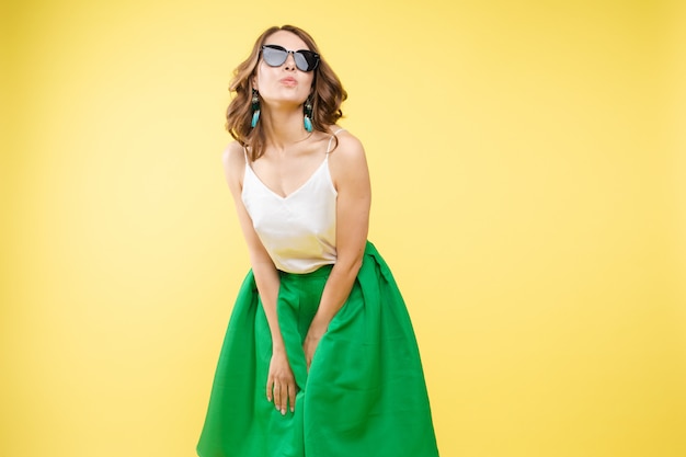 À la mode jeune femme à lunettes de soleil. Portrait en studio de beau caucasien