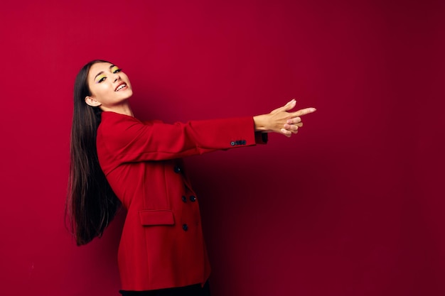 Mode jeune femme posant en veste rouge fond rouge inchangé