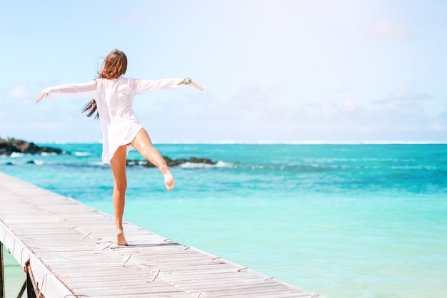 Mode jeune femme en robe verte sur la plage