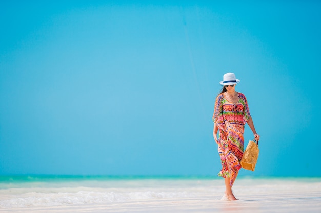 Mode jeune femme en robe verte sur la plage