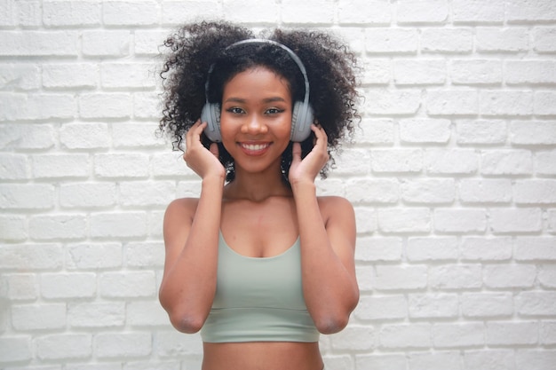 Mode jolie femme avec des écouteurs écoutant de la musique