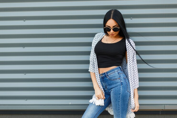 Photo mode jolie femme avec des lunettes de soleil rondes à la mode dans des vêtements élégants
