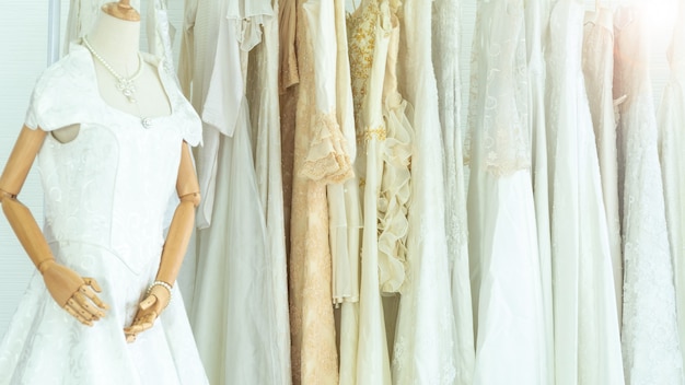 mode de mariage habiller studio intérieur avec fond de pendaison de corde à linge robe blanche de mariée.