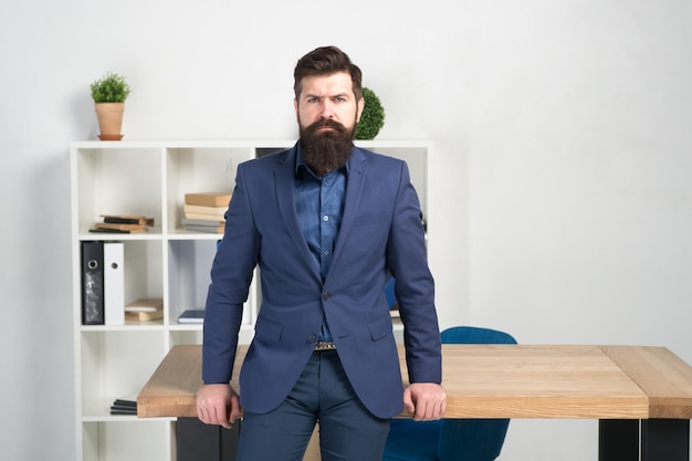 Mode masculine au bureau d'affaires. Gestionnaire d'homme brutal et confiant. Gestionnaire d'homme barbu. Hipster mature avec barbe. Entreprise. Homme d'affaires moderne. Homme d'affaires en costume formel. Gestionnaire d'homme sérieux.