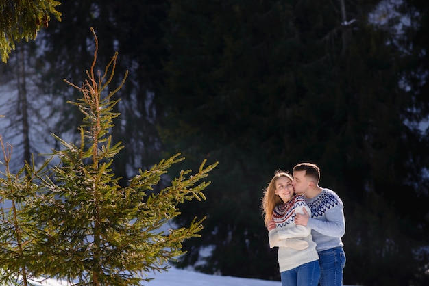 Mode plein air jeune couple sensuel en hiver froid wather. aimer et embrasser