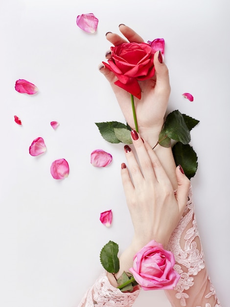 Mode portrait art femme à la main de fleurs d&#39;été