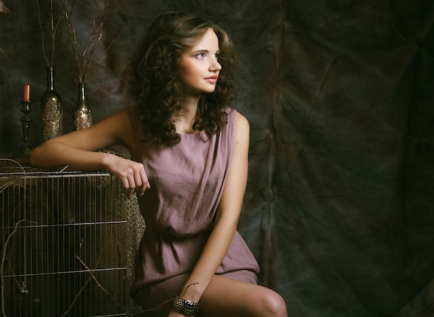 Mode portrait de belle fille romantique avec une coiffure rouge