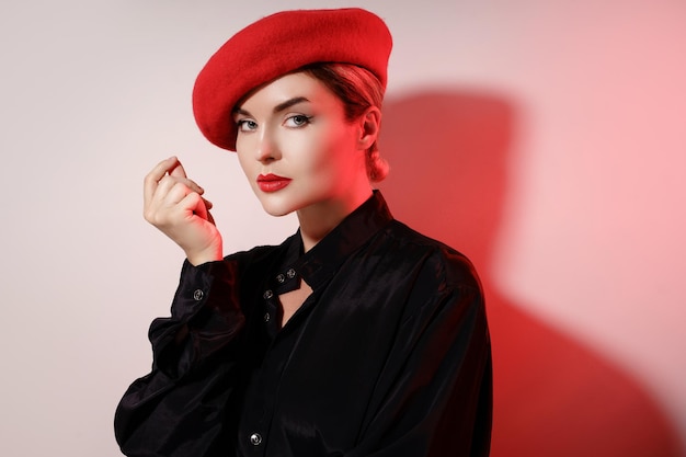 Mode portrait de belle jeune femme portant un béret rouge